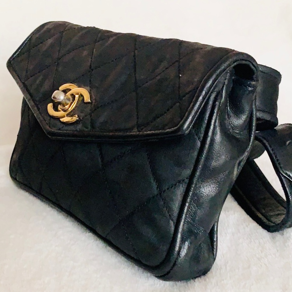 CHANEL Black Crossbody Bag with Gold Accents - Picture 13 of 16